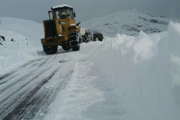 عملیات برف روبی در گردنه های کوهرنگ ادامه دارد