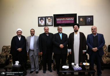 دیدار رئیس و جمعی از کارکنان سازمان فرهنگ و ارتباطات اسلامی با سید حسن خمینی