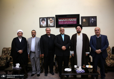 دیدار رئیس و جمعی از کارکنان سازمان فرهنگ و ارتباطات اسلامی با سید حسن خمینی