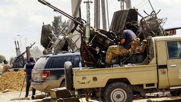 سرنگونی یک جنگنده ارتش شرق لیبی/ دیدار حفتر با رئیس جمهور مصر/کشته شدن121 تن در حمله به طرابلس
