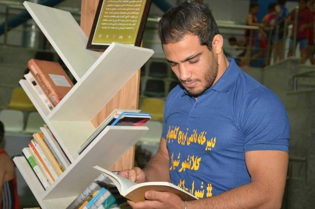 کشتی‌گیران و بسکتبالیست‌های شیرازی به شبکه دوستدار کتاب پیوستند