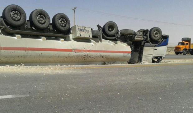 کشنده تانکر در جاده جهرم - شیراز واژگون شد