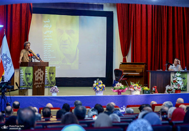 شب فرشاد مومنی / رنانی: مومنی 30 سال یک تنه در میدان ایستاد و خسته نشد / او پرچمدار منافع ملی است