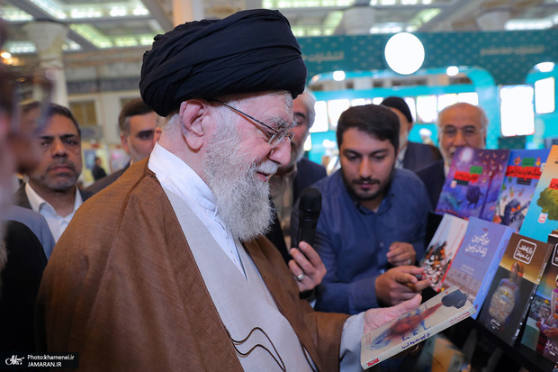 رهبر معظم انقلاب: هیچ چیزی جای کتاب را نمی‌گیرد/ تولید کتاب و ترویج کتابخوانی، وظیفه مهم مسئولان است/ در زمینه شخصیت برجسته و کم‌نظیری همچون امام(ره) یا کتاب مناسب وجود ندارد و یا کتاب «خواندنی» بسیار کم است