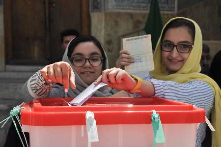 جشن بلوغ سیاسی رای اولیها درپای صندوق های انتخابات 29 اردیبهشت