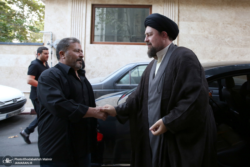 7T3A0436یادگار امام(ره) در ایام محرم و عزاداری امام حسین(ع) با حضور در منزل حجت‌الله کسری، ضمن عیادت از این مداح پیشکسوت، از وضعیت جسمانی وی اطلاع یافت.  حاج حجت‌الله کسری چند سالی است که در بستر بیماری به سر می‌برد.