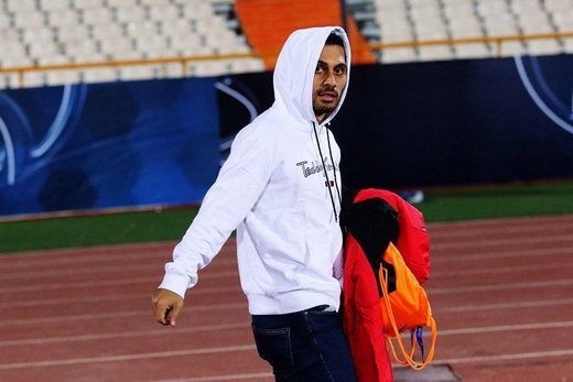 خروج عجیب بازیکن پرسپولیس از ورزشگاه آزادی
