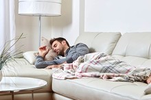 چرا نباید روی کاناپه بخوابیم؟