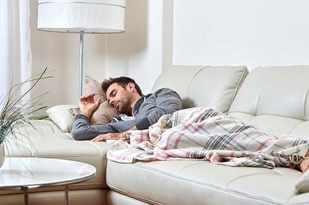 چرا نباید روی کاناپه بخوابیم؟