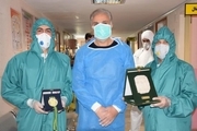 معلم محلاتی مدال طلای مسابقات جهانی والیبال را به پرستاران اهدا کرد