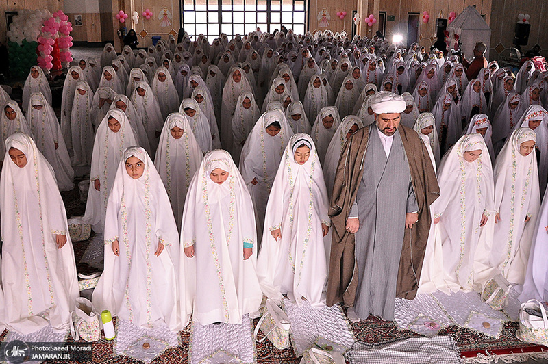 جشن عبادت جمعی از دانش آموزان منطقه 19 شهر تهران در جوار حرم امام خمینی(س)