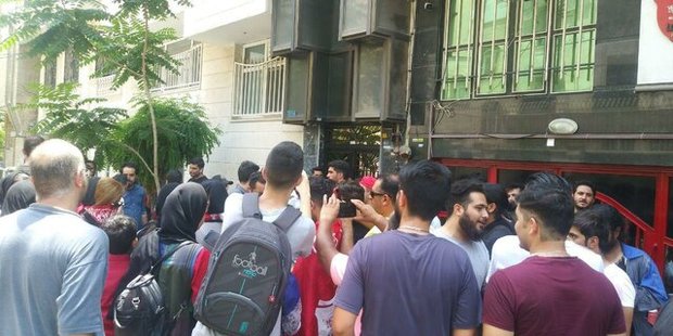تجمع دوباره هواداران پرسپولیس مقابل باشگاه
