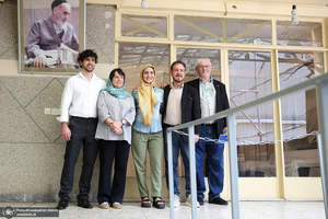 بازدید مهمانان خارجی شرکت کننده در مراسم وداع و تشییع رهبر شهید از حسینیه جماران