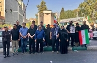 حضور دبیرکل حزب عهد ایرانیان و جمعی از فعالان سیاسی اصلاح‌طلب در مراسم تشییع رهبر شهید (4)