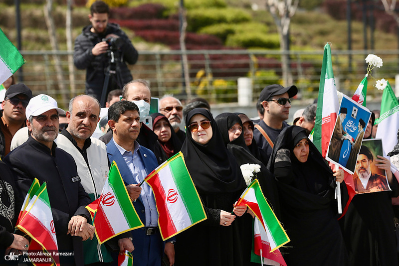 اجتماع مردمی بزرگداشت روز جمهوری اسلامی همراه با اهتزار بزرگترین پرچم مقدس در گذر فرهنگ