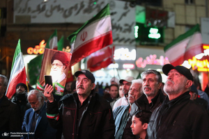حرکت دسته مردمى پرچمداران ایران به مناسبت روز جمهوری اسلامی ایران-۲