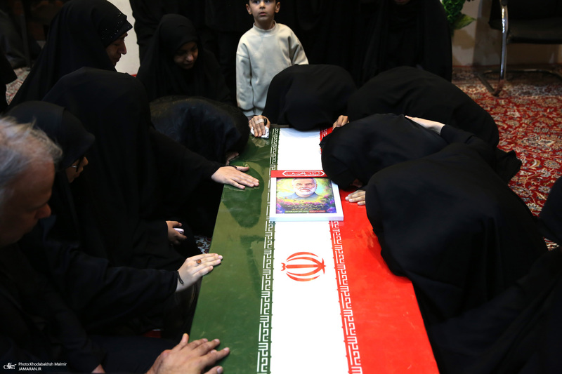 اقامه نمازسید حسن خمینی  بر پیکر شهید حیدری در حرم مطهر امام خمینی (س)