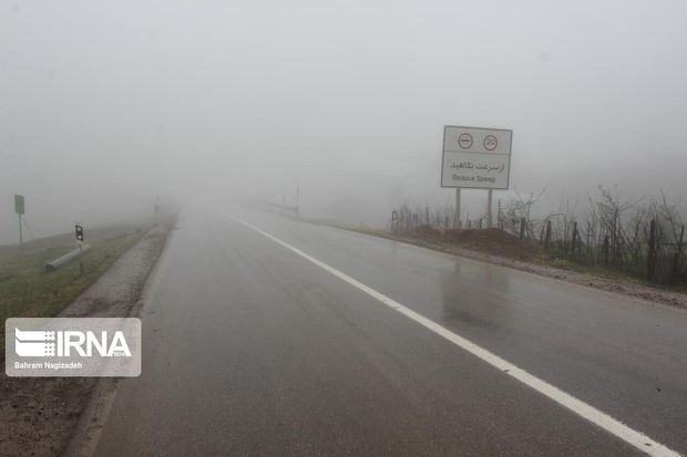 مه‌گرفتگی موجب کاهش دید در برخی جاده‌های کردستان شد