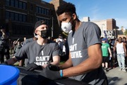 حضور ستاره لیگ NBA در اعتراضات خیابانی آمریکا+ تصاویر