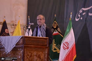 گردهمایی مسئولین بسیج دانشجویی و طلاب بسیجی در حرم امام با سخنرانی رئیس‌جمهور پزشکیان (48)