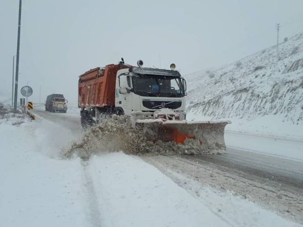 برف‌روبی ۱۶ محور راه روستایی در مانه و سملقان