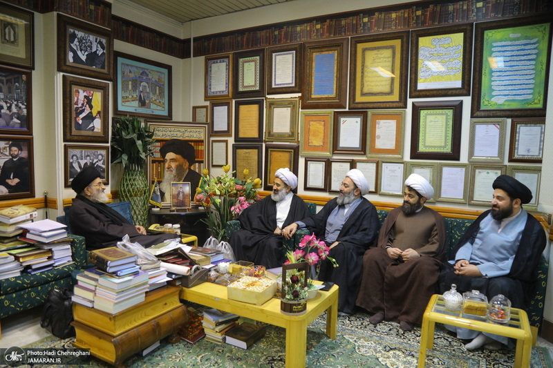 مراسم اهدای نسخه‌های خطی کتابخانه مرحوم آیت الله شاه آبادی به کتابخانه مرحوم آیت الله العظمی مرعشی نجفی