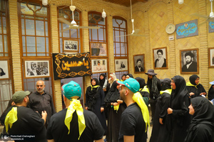 حضور زائران در بیت تاریخی حضرت امام در نجف در روزهای منتهی به اربعین