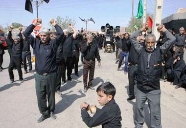 آیین سنگ‌زنی و طوق‌گردانی ماه محرم در روستای اعلاء سمنان برگزار شد