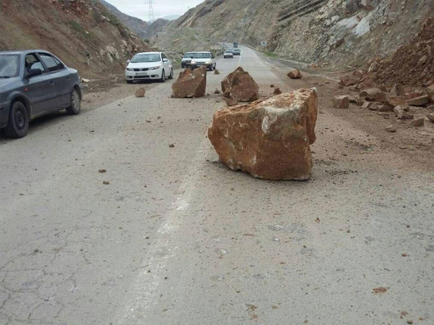 10 پل و آبنما در جاده های اندیمشک دچار خسارت شدند