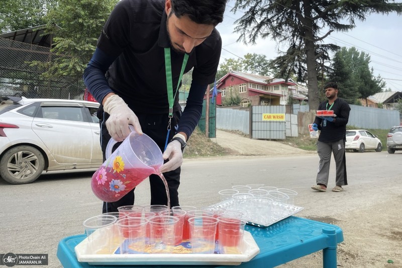 توزیع آب و شربت نذری برای حمایت از مردم غزه در کشمیر