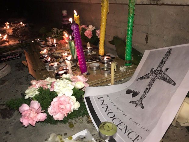 برافروختن شمع در اصفهان به یاد جانباختگان سقوط هواپیما