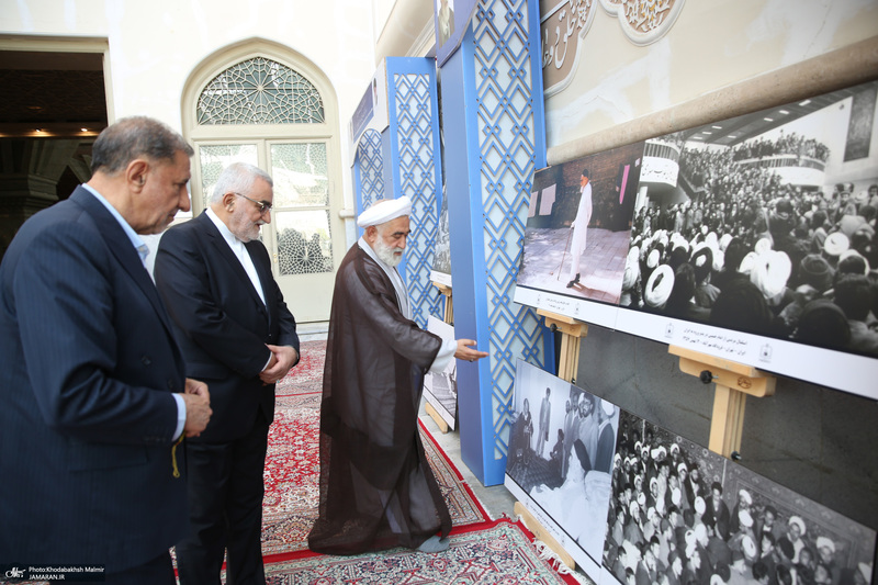 بازدید رئیس مجلس از نمایشگاه عکس امام خمینی