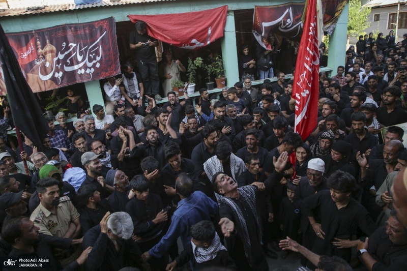 عزاداری سنتی کشمیری‌ها روی قایق