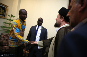 ادای احترام نخست وزیر بورکینافاسو و هیأت همراه نسبت به مقام شامخ بنیان‌گذار جمهوری اسلامی ایران