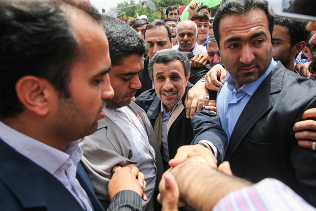 ژست انتخاباتی احمدی‌نژاد
