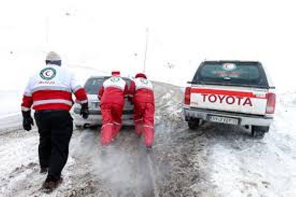 امدادرسانی هلال احمر گیلان به 6 نفر از افراد گرفتار در برف املش