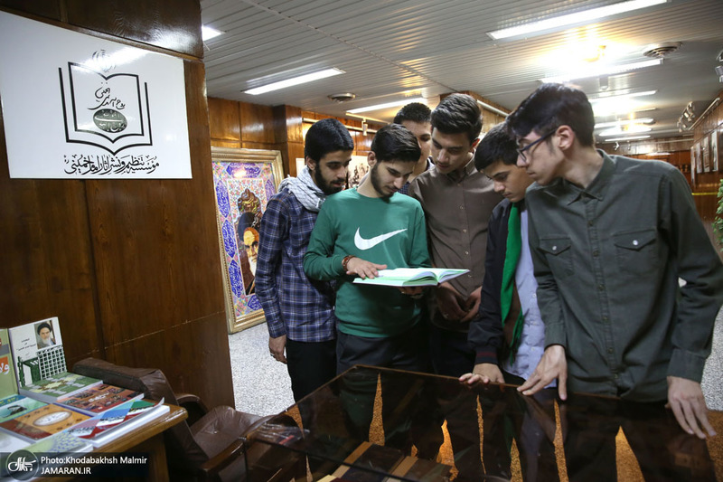 بازدید جمعی از دانش آموزان دبیرستان علوم و معارف خراسان رضئی از بیت امام خمینی (س) در جماران