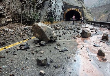 2 مصدوم در اثر ریزش سنگ بر خودرو در جاده هراز