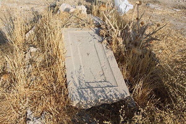 جویندگان گنج گورستان قاجاری را زیر و رو کرده‌اند