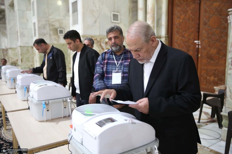 حضور سید رحیم صفوی در دور دوم انتخابات مجلس شورای اسلامی در حسینیه جماران