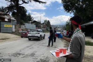 توزیع آب و شربت نذری برای حمایت از مردم غزه در کشمیر