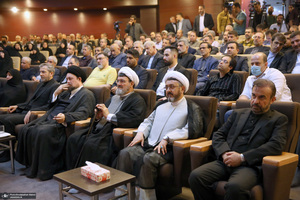 دیدار سرپرست و کارکنان وزارت خارجه باسید حسن خمینی در حرم مطهر امام خمینی (س)
