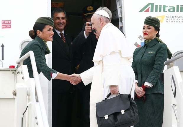 عکس/ خوش و بش پاپ با مهماندار هواپیما