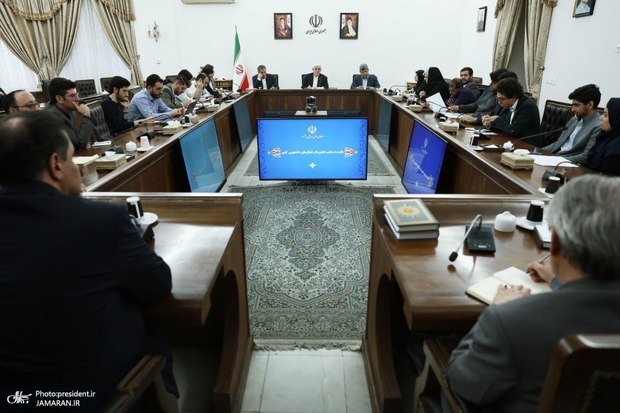 نشست معاون اول رییس جمهور با دانشجویان/ عارف: برای من ارزش پرخاش یک دانشجو بیشتر از تکریم افراد است/ کشور در حوادث دی ماه یک باخت جدی داشت؛ حدود سه هزار جوان را از دست دادیم/ برنامه اداره اقتصاد جنگ آذر ماه سال ۱۴۰۳ تصویب شد