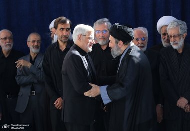 حضور فرزندان رهبر شهید در مراسم اقامه نماز بر پیکر ایشان + عکس‌ها