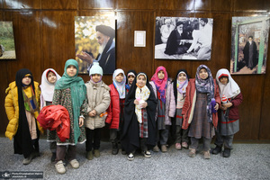 بازدید جمعی از دانش آموزان از بیت امام خمینی (س) در جماران