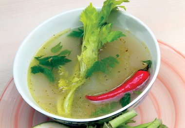 یک سوپ عجیب برای زمستان با تن ماهی! + طرز تهیه در 5 مرحله