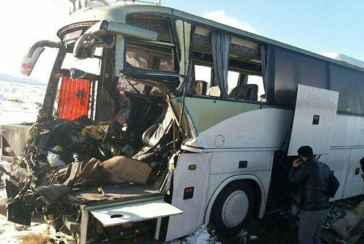  26 مصدوم در تصادف اتوبوس و کامیون در جاده ساوه - همدان