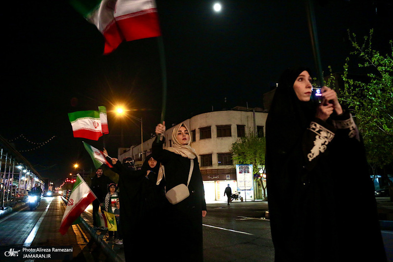 حركت دسته مردمى پرچمداران ايران به مناسبت روز جمهوری اسلامی ایران