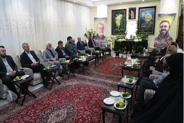 دیدار جمعی از نمایندگان ادوار مجلس با خانواده شهید لاریجانی + عکس